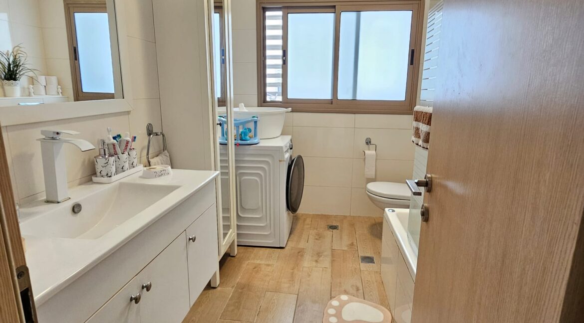 WhatsApp Image 2025-10-28 at 09.08.08