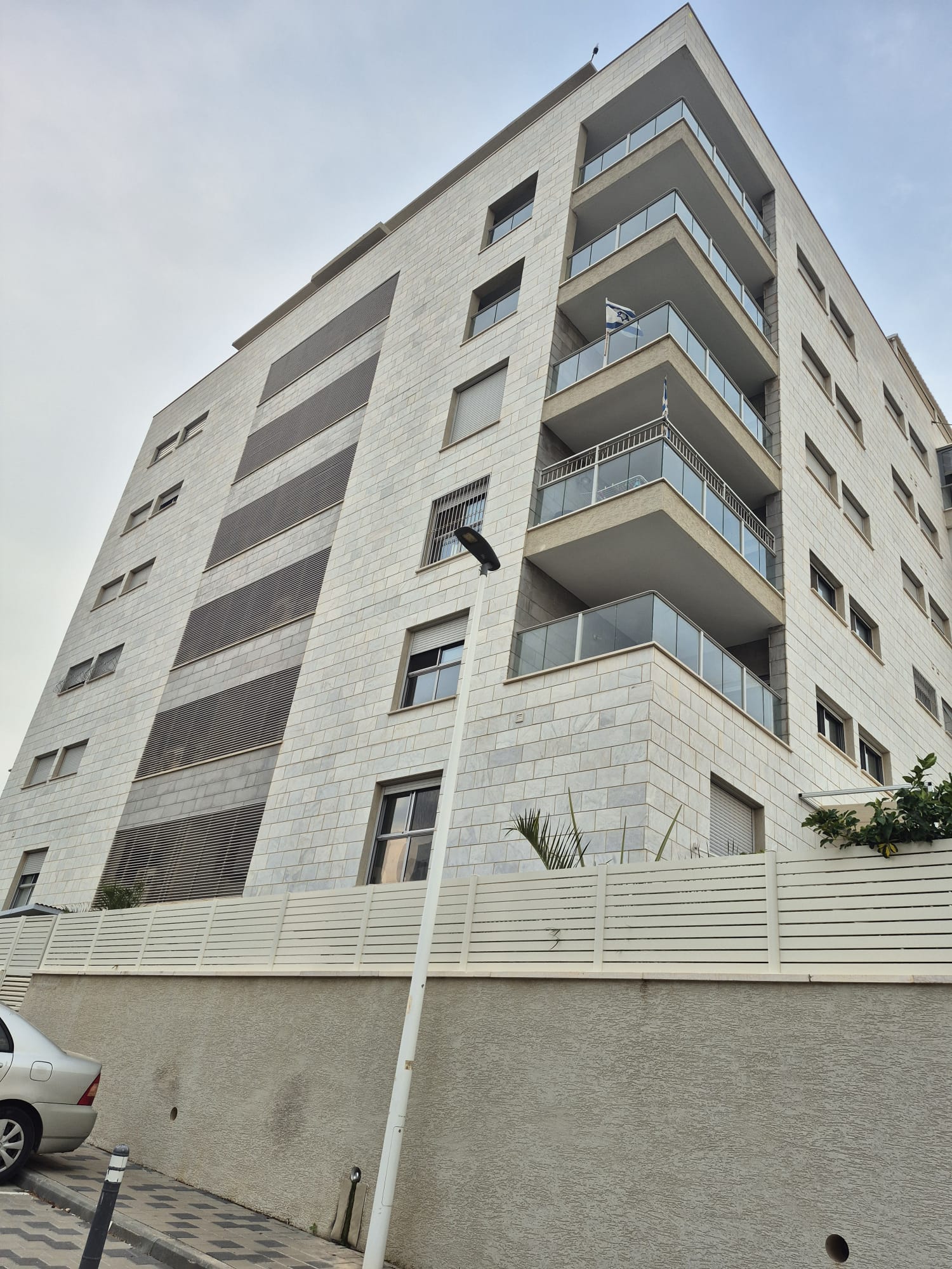 בבלעדיות- דירת 4 חדרים ענקית בשכונת יצחק שמיר בנהריה